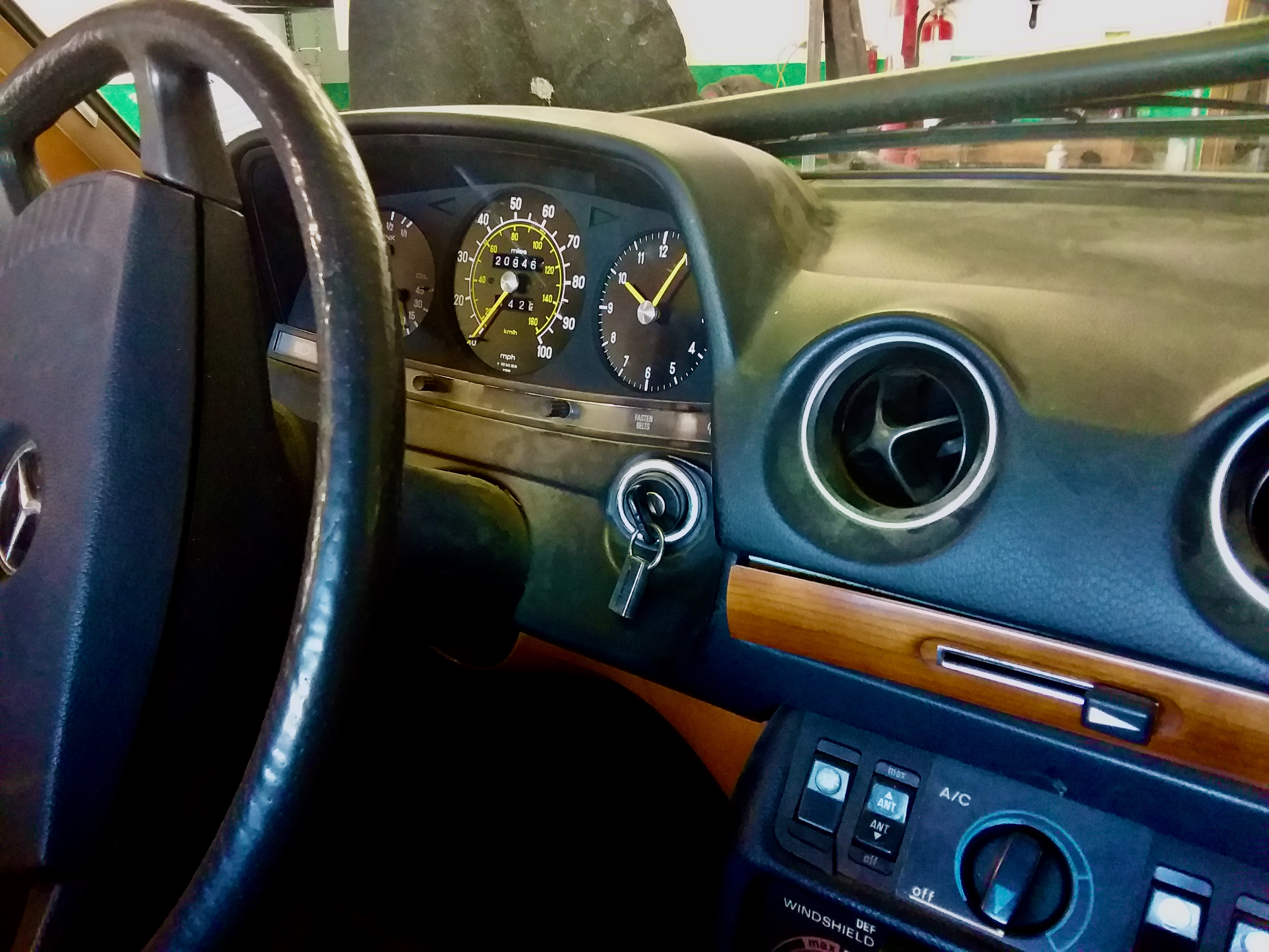Mercedes W123 interior