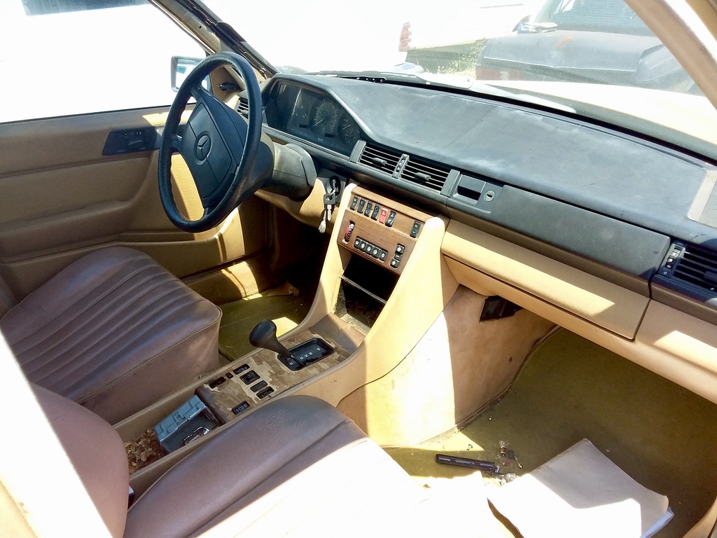 W124 interior