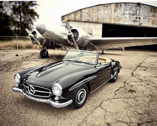 300SL Roadster with plane
